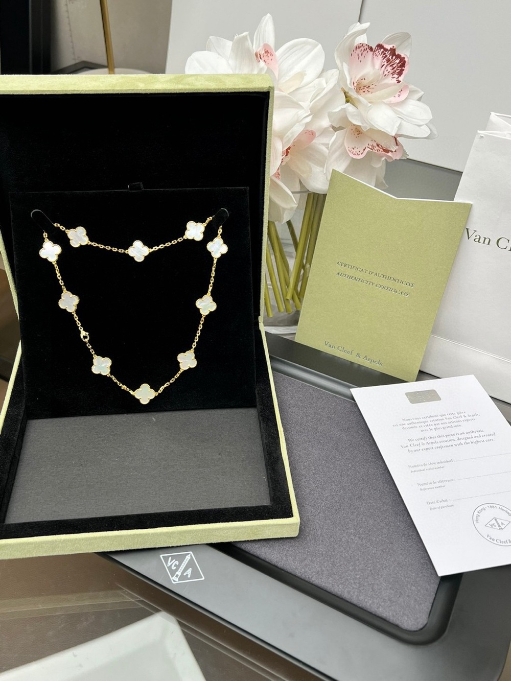 Van Cleef & Arpels Gold Vintage Alhambra necklace, 10 motifs